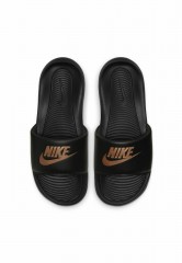Nike Sportswear VICTORI ONE SLIDE Pantolette flach black/mtlc red bronze-black VICTORI ONE SLIDE Мюли на плоской подошве черный/mtlc красный бронзово-черный