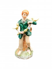 Статуэтка винтажная Im Stil Dresden &quot;Мальчик с двумя птичками&quot;, фарфор, 15 см, Германия, 1970-80гг.