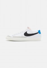 Nike Sportswear BLAZER 77 VNTG UNISEX Sneaker low white/black/light photo blue/sail/team orange BLAZER 77 VNTG UNISEX Низкие кроссовки женские белый/черный/светло-голубой/парус/оранжевый