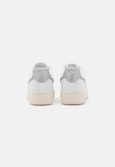 Nike Sportswear W AIR FORCE 1 07 ESS TRND Sneaker low summit white/metallic silver/sail white W AIR FORCE 1 07 ESS TRND Низкие кроссовки женские вершина белый/серебристый металлик/белый парус