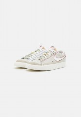 Nike Sportswear BLAZER #x27;77 UNISEX Sneaker low light bone/summit white/university red/deep royal blue/sail/summit white BLAZER #x27;77 UNISEX Низкие кроссовки женские светлая кость/белый вершина/университетский красный/глубокий королевский синий/парус/