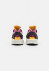 Nike Sportswear AIR HUARACHE UNISEX Sneaker low light bone/university gold/black/lethal pink AIR HUARACHE UNISEX Низкие кроссовки женские светлая кость/университетское золото/черный/смертоносно-розовый