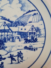 Сервировочная тарелка винтажная Hutschenreuther в бело-синих тонах &quot;Зимний день&quot;, 20 x 2,5 см, Германия, 1960-70гг.