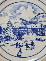 Сервировочная тарелка винтажная Hutschenreuther в бело-синих тонах &quot;Зимний день&quot;, 20 x 2,5 см, Германия, 1960-70гг.