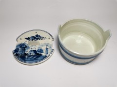 Delft Holland, Делфтский фарфор Сахарница с изображением мельницы на фоне классического голландского пейзажа, 8см х 12см, Голландия 1970-1975гг.