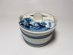 Delft Holland, Делфтский фарфор Сахарница с изображением мельницы на фоне классического голландского пейзажа, 8см х 12см, Голландия 1970-1975гг.