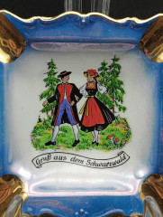 Пепельница винтажная Arzberg Bavaria &quot;Шварцвальд&quot; с изображением гуляющей в лесу пары, фарфор, 11 х 2 см, Германия, 1970-80гг.