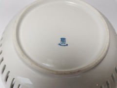 Фруктовница винтажная большая Schumann, вырубной фарфор с мейсенскими букетами и позолотой, ручная роспись, 23 см, Германия, 1970 год.