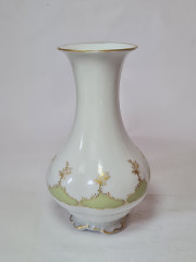 Ваза винтажная белая фарфоровая Lindner с цветочным декором и позолотой, 20 x 11 см, Германия, 1960-70гг.