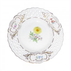 Meissen Meissen  'Neuer Ausschnitt - Blume 2 mitte bunt mit Goldrand' Teller mit Durchbruch 19 cm Мейсен &quot;новая огранка - цветок 2 центр разноцветный с золотой каймой&quot; тарелка с прорывом 19 см