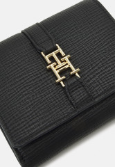 Tommy Hilfiger PLUSH FLAP WALLET Wallet black КОШЕЛЕК С ПЛЮШЕВЫМ КЛАПАНОМ Бумажник черный