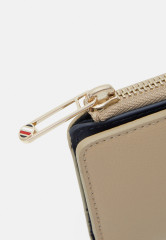 Tommy Hilfiger LIFE LARGE Wallet beige LIFE LARGE Кошелек бежевый