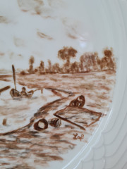 Hutschenreuther Белая фарфоровая тарелка с рисунком в коричневых тонах &quot;На реке&quot;, 29 x 2,5 см, Германия, 1960-70гг.