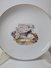 Hollohaza Hungary Детская фарфоровая тарелка &quot;Кормление ослика&quot;, 19 x 2,5 см, Венгрия, 1960-70гг.