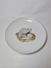 Hollohaza Hungary Детская фарфоровая тарелка &quot;Кормление ослика&quot;, 19 x 2,5 см, Венгрия, 1960-70гг.