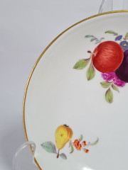 Тарелка винтажная Meissen, белый фарфор с разноцветными фруктовыми мотивами, цветочным декором и позолотой, 14,5 x 3,5 см, Германия, 1930-40гг.