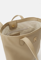 Tommy Hilfiger CASUAL SLIM TOTE Tote bag beige CASUAL SLIM TOTE Сумка-тоут бежевый