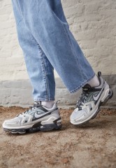 Nike Sportswear AIR VAPORMAX EVO Sneaker low wolf grey/white/anthracite/dark grey AIR VAPORMAX EVO Низкие кроссовки женские серый волк/белый/антрацит/темно-серый
