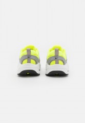 Nike Sportswear W AIR MAX BLISS NN Sneaker low volt/black metallic/silver summit/white cobblestone W AIR MAX BLISS NN Низкие кроссовки женские вольт/черный металлик/серебряная вершина/белый булыжник