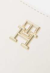 Tommy Hilfiger TIMELESS CHAIN CROSSOVER Across body bag weathered white TIMELESS CHAIN ??CROSSOVER Сумка через плечо выветрившийся белый