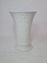 Ваза винтажная Im Still Royal KPM Bavaria с объемным растительным декором, ручная работа, средняя, фарфор, Германия, 1970-80гг.