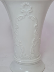 Ваза винтажная Im Still Royal KPM Bavaria с объемным растительным декором, ручная работа, средняя, фарфор, Германия, 1970-80гг.