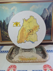 Тарелка декоративная винтажная Staatliche Majolika Karlsruhe, белый фарфор с кракелюром, желтый принт, 42 x 3,5 см, Германия, 1985г.