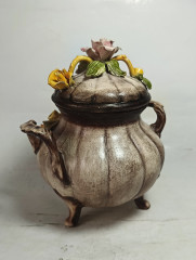 Ваза винтажная Bassano с крышкой, на ножках, украшенная объемными цветами, керамика, 18 см, Италия, 1960-70гг.