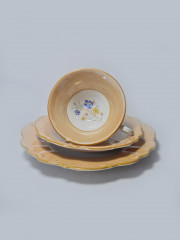 Hellbraune Porzellan Чайное трио &quot;Полевые цветы&quot; с желтым ободком и фактурным краем, Германия, 1960-70гг.