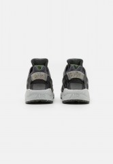 Nike Sportswear AIR HUARACHE CRATER PRM UNISEX Sneaker low dark smoke grey/iron grey/photon dust/black/volt AIR HUARACHE CRATER PRM UNISEX Низкие кроссовки женские темный дымчато-серый/железно-серый/фотонная пыль/черный/вольтовый