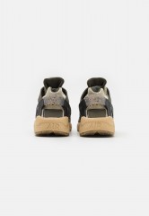 Nike Sportswear AIR HUARACHE CRATER PRM UNISEX Sneaker low cargo khaki/limestone/sesame/black AIR HUARACHE CRATER PRM UNISEX Низкие кроссовки женские карго хаки/известняк/кунжут/черный