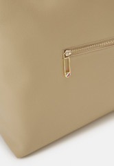 Tommy Hilfiger CASUAL HOBO Handbag beige CASUAL HOBO сумочка бежевый