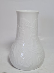 Ваза винтажная AK Kaiser, белая с объемным декором, фарфор, 13 см, Германия, 1970-80гг.