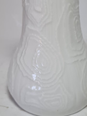 Ваза винтажная AK Kaiser, белая с объемным декором, фарфор, 13 см, Германия, 1970-80гг.