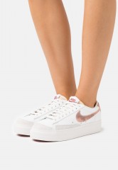 Nike Sportswear BLAZER LOW PLATFORM Sneaker low summit white/arctic orange/canyon rust/phantom BLAZER LOW PLATFORM Низкие кроссовки женские вершинный белый/арктический оранжевый/каньон ржавчины/фантом