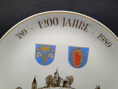 Тарелка декоративная винтажная Sophienthal &quot;1200 лет Громбаху&quot;, юбилейная, фарфор, 30 см, Германия, 1989 год.